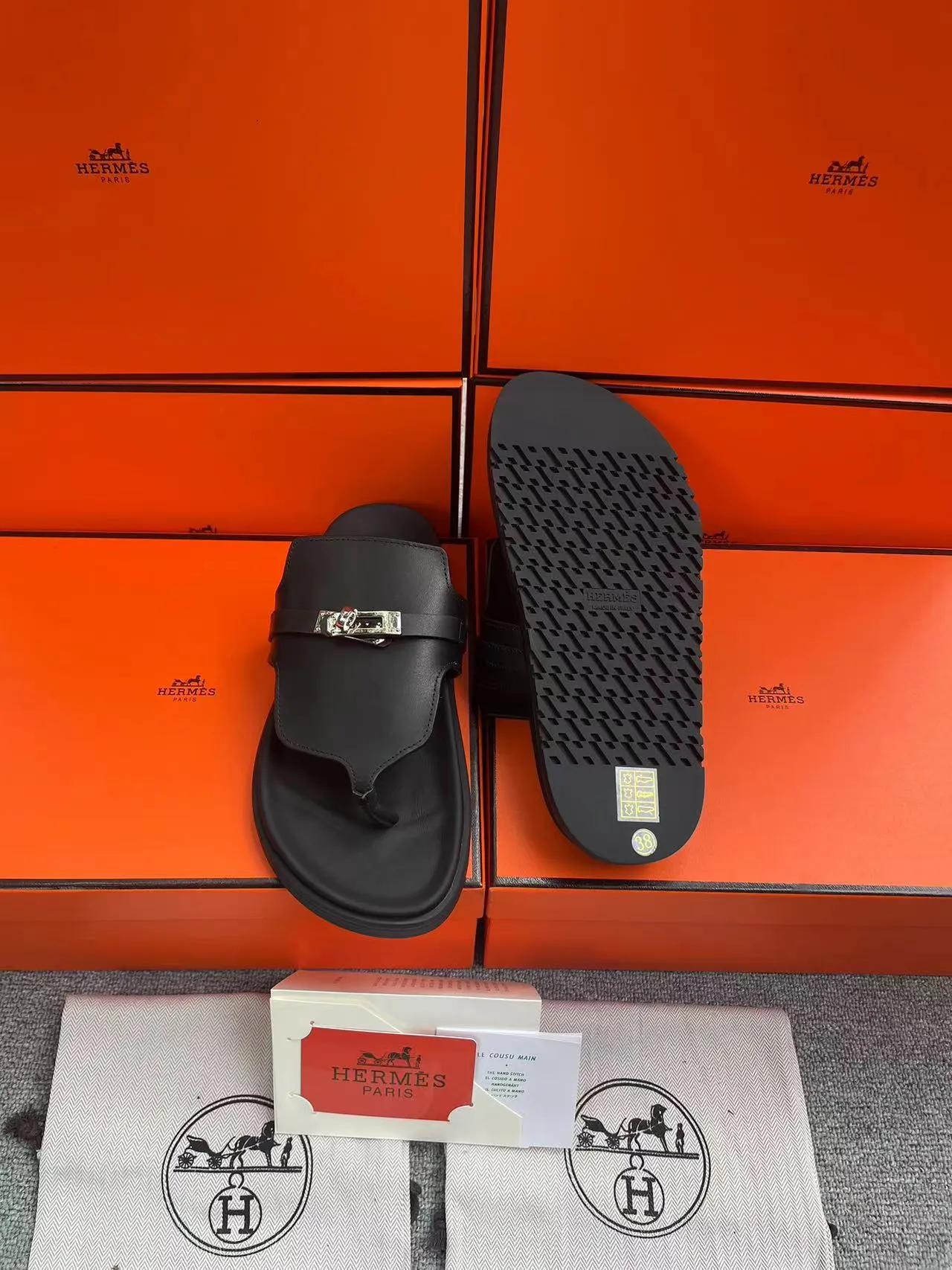 👟👟Ex-factory price 480👟👟, H HERMES is the same style for men and women, the couple's second uncle shoes that have become very popular recently - sandals, paired with various colorful socks, very trendy ✅Upper: imported mixed sheepskin and deerskin ✅Inner: imported mixed sheepskin ✅Outsole: Tpu non-slip and wear-resistant outsole ✅Size: women's 35-42. Male 38-46